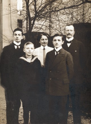 Familienfoto aus dem Jahre 1909 (von links nach rechts): Rudolf (15), Heinrich (10), Mutter Anna, Manfred (13) und Vater Franz Fikentscher, eine Unternehmerfamilie aus Zwickau