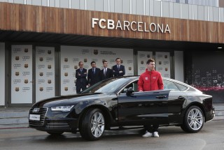 Los jugadores del FC Barcelona conducen el primer vehículo híbrido enchufable de Audi