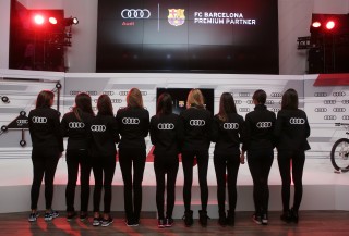 Los jugadores del FC Barcelona conducen el primer vehículo híbrido enchufable de Audi