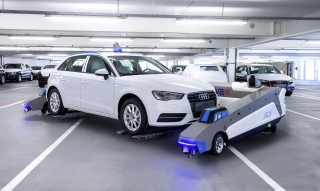 Audi utiliza robots para el movimiento de coches en sus fábricas