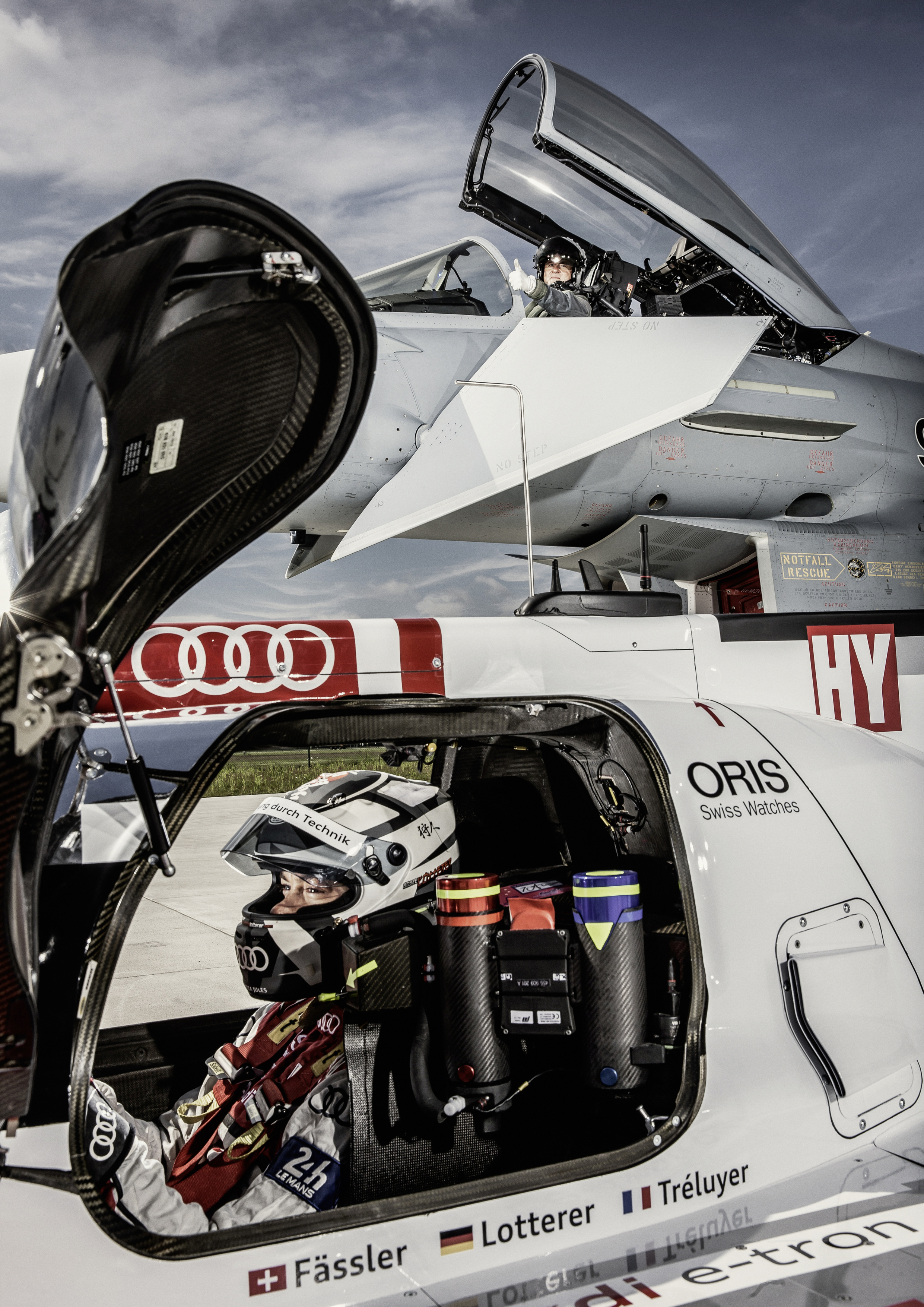 AUDI  R18  gegen Eurofighter Typhoon, bei Airbus Manching, Pilot Geri KrÃ¤henbÃ¼hl, Rennfahrer Andre Lotterer
