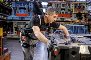 Audi production: working without backache with the exoskeleton