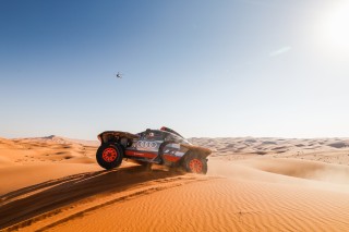 Carlos Sainz y Lucas Cruz dominan en el ecuador del Rally Dakar 2024 con el Audi RS Q e-tron