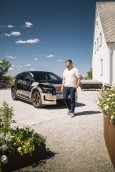 Robby Pyttel in front of the Audi A2 e-tron with design livery