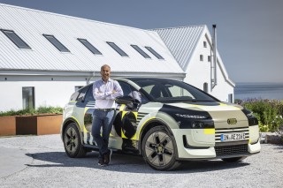 Dr. Moni Islam in front of the Audi A2 e-tron with design livery