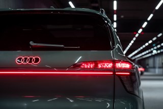 Primicia mundial en el Audi Q9: panel OLED digital de diseño curvo