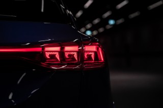 Primicia mundial en el Audi Q9: panel OLED digital de diseño curvo