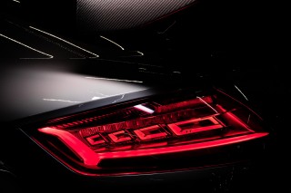 Primicia mundial en el Audi Q9: panel OLED digital de diseño curvo