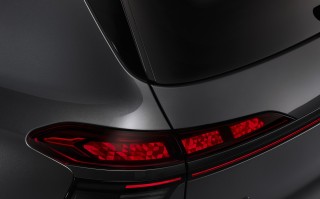 Primicia mundial en el Audi Q9: panel OLED digital de diseño curvo
