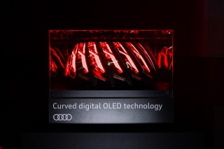 Primicia mundial en el Audi Q9: panel OLED digital de diseño curvo