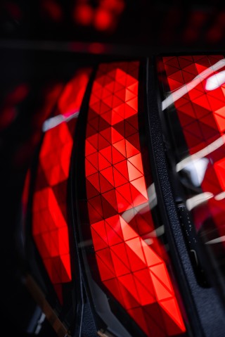 Primicia mundial en el Audi Q9: panel OLED digital de diseño curvo