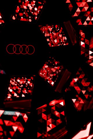 Primicia mundial en el Audi Q9: panel OLED digital de diseño curvo
