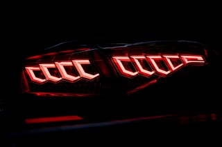 Primicia mundial en el Audi Q9: panel OLED digital de diseño curvo