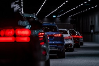 Primicia mundial en el Audi Q9: panel OLED digital de diseño curvo